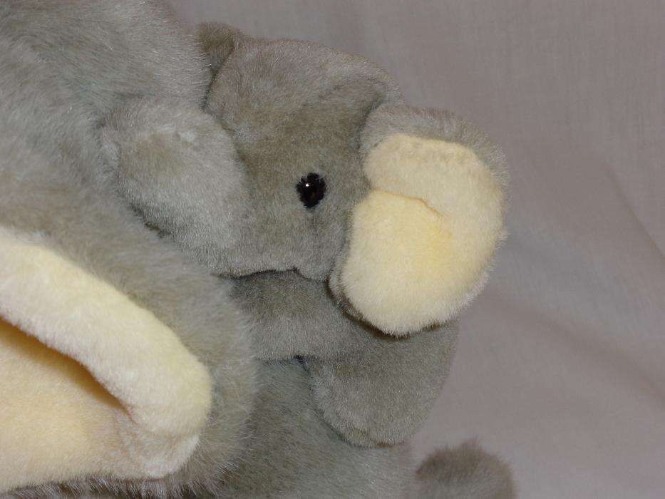 Elefante com filhote em peluche