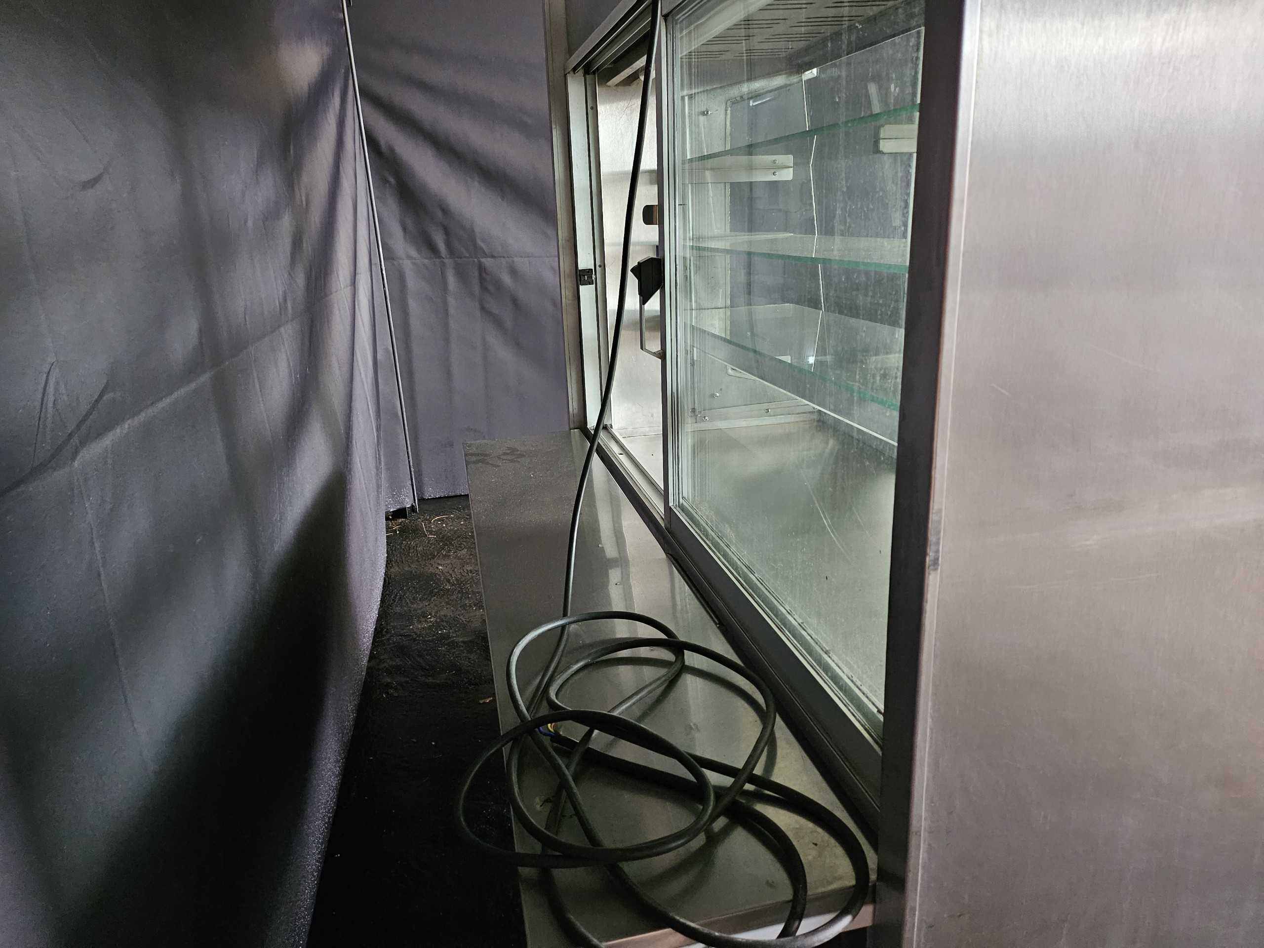 Vitrine vertical para sobremesas e bebidas