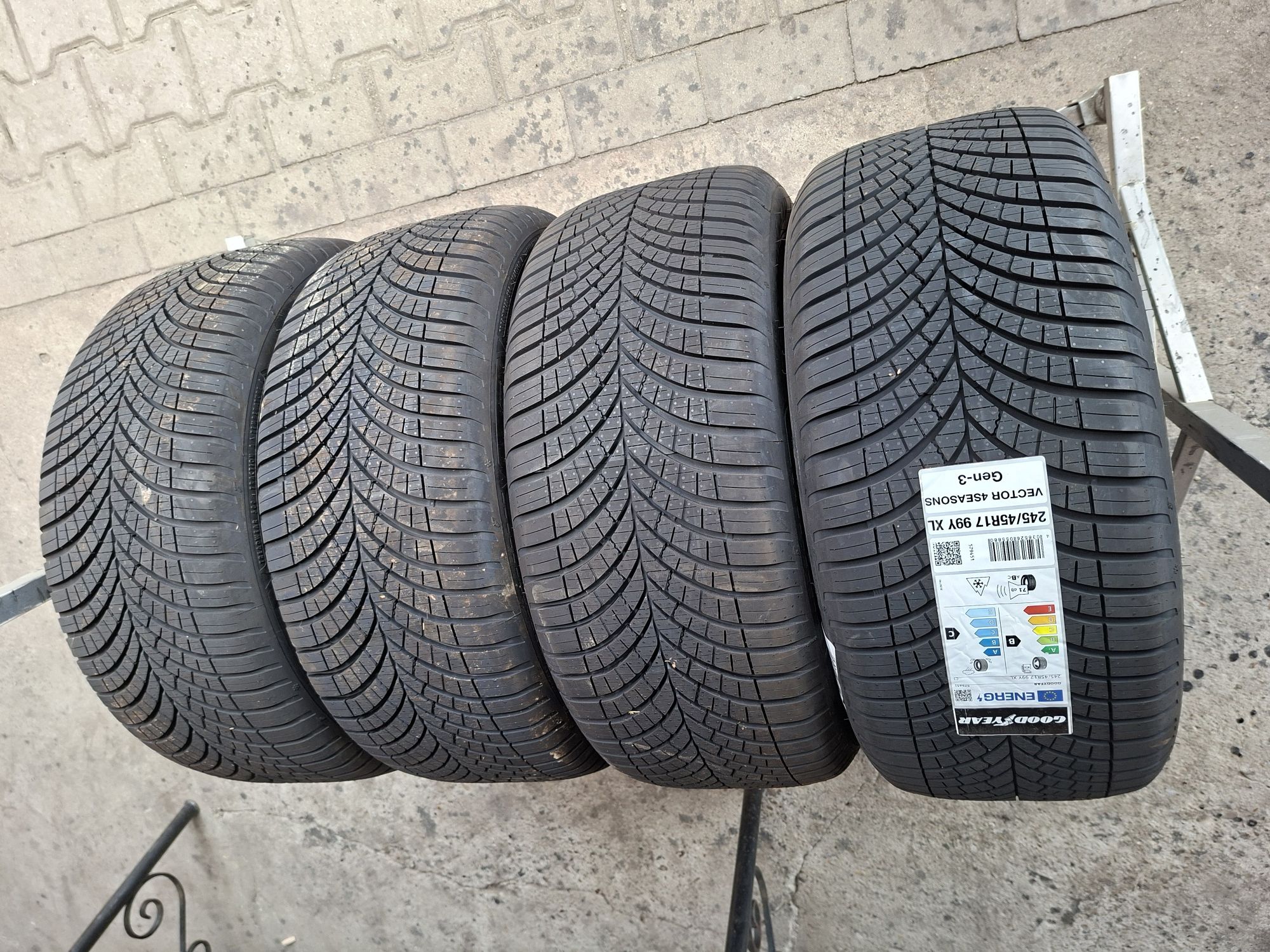 Opony Wielosezonowe 245/45R17 Goodyear Vector 245/45/17 Całoroczne