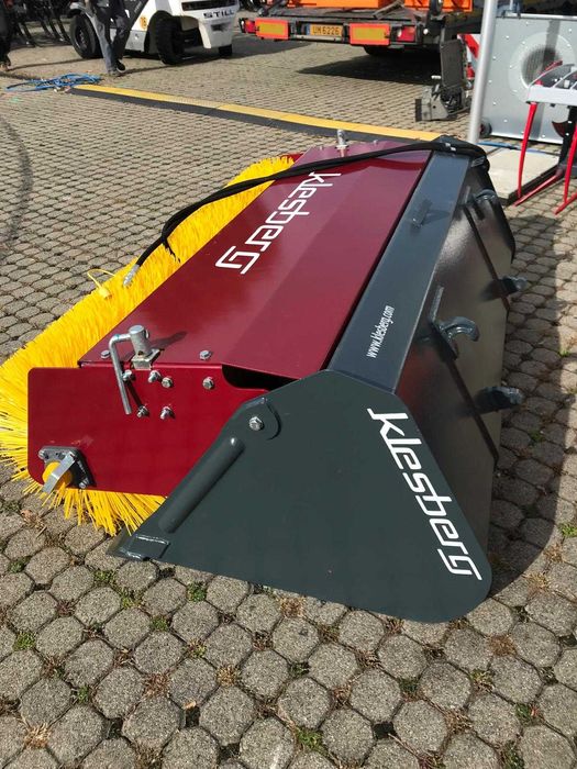 Łyżka zamiatająca ze szczotką