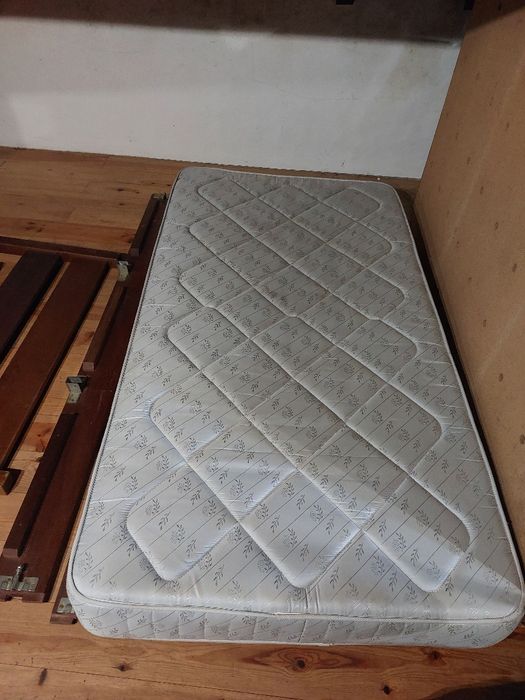 Cama de corpo e meio com estrado e colchão