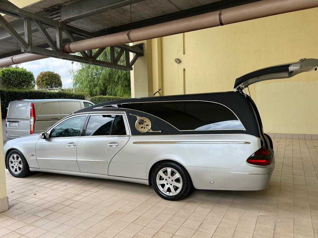 Karawan pogrzebowy Mercedes Benz