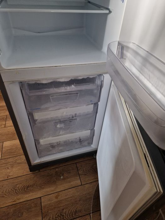 Uszkodzona lodówka Indesit srebrna