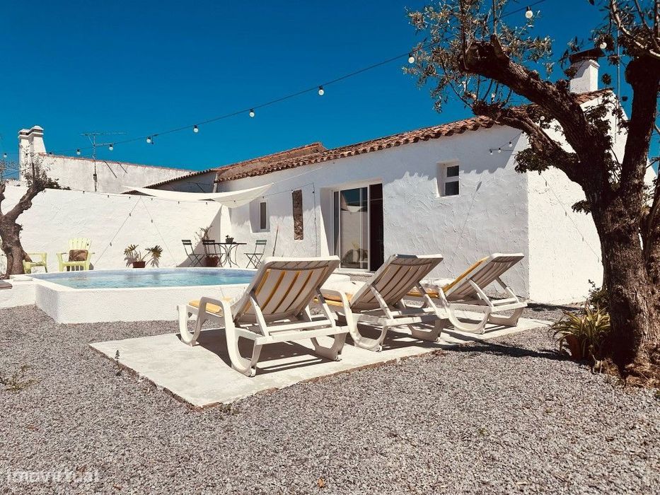 Moradia T2, inserida em lote com 1125 m2 com piscina, em Santiago M...