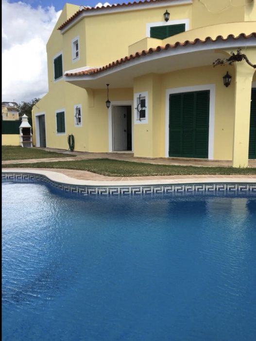 Vivenda com piscina perto da praia T4