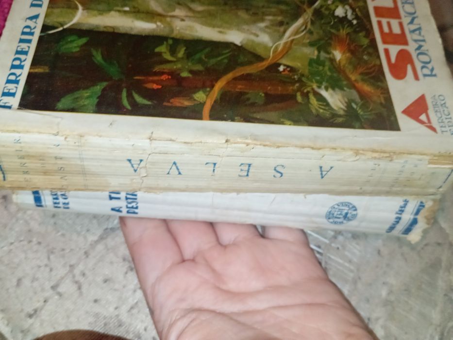 Dois livros antigos Ferreira castro assinados por ele