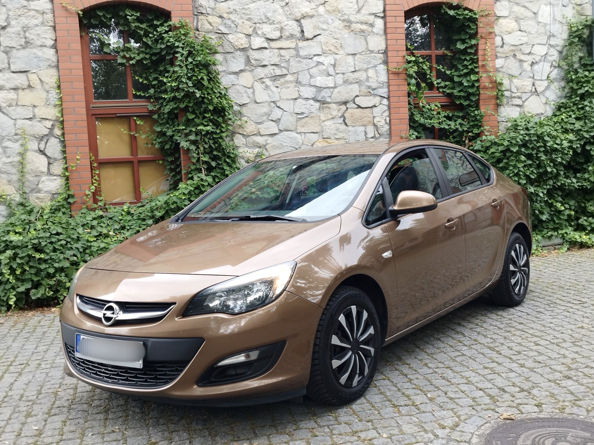 Zadbany Opel Astra J Lift Sedan 2015/16r Polski Salon