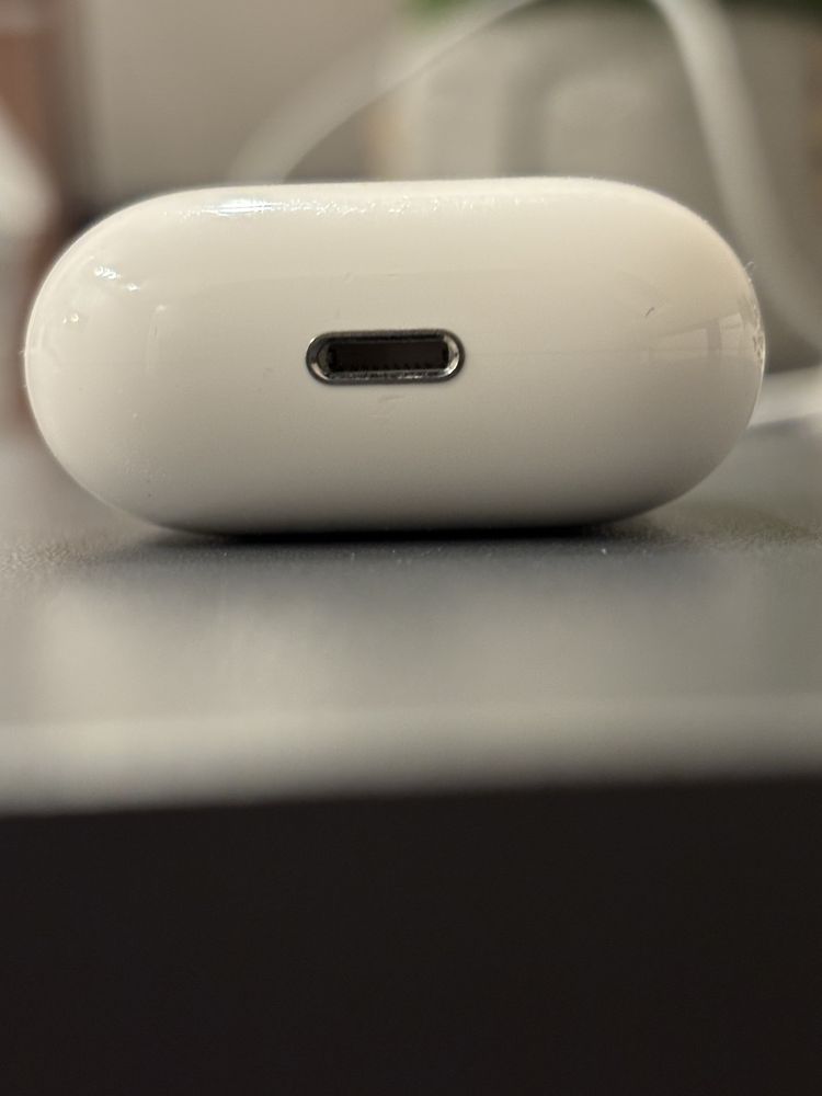 Apple AirPods 2. generacji – dobry stan + kabel w zestawie