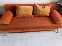 Гарний диван помаранчевого коліру в дуже гарному стані