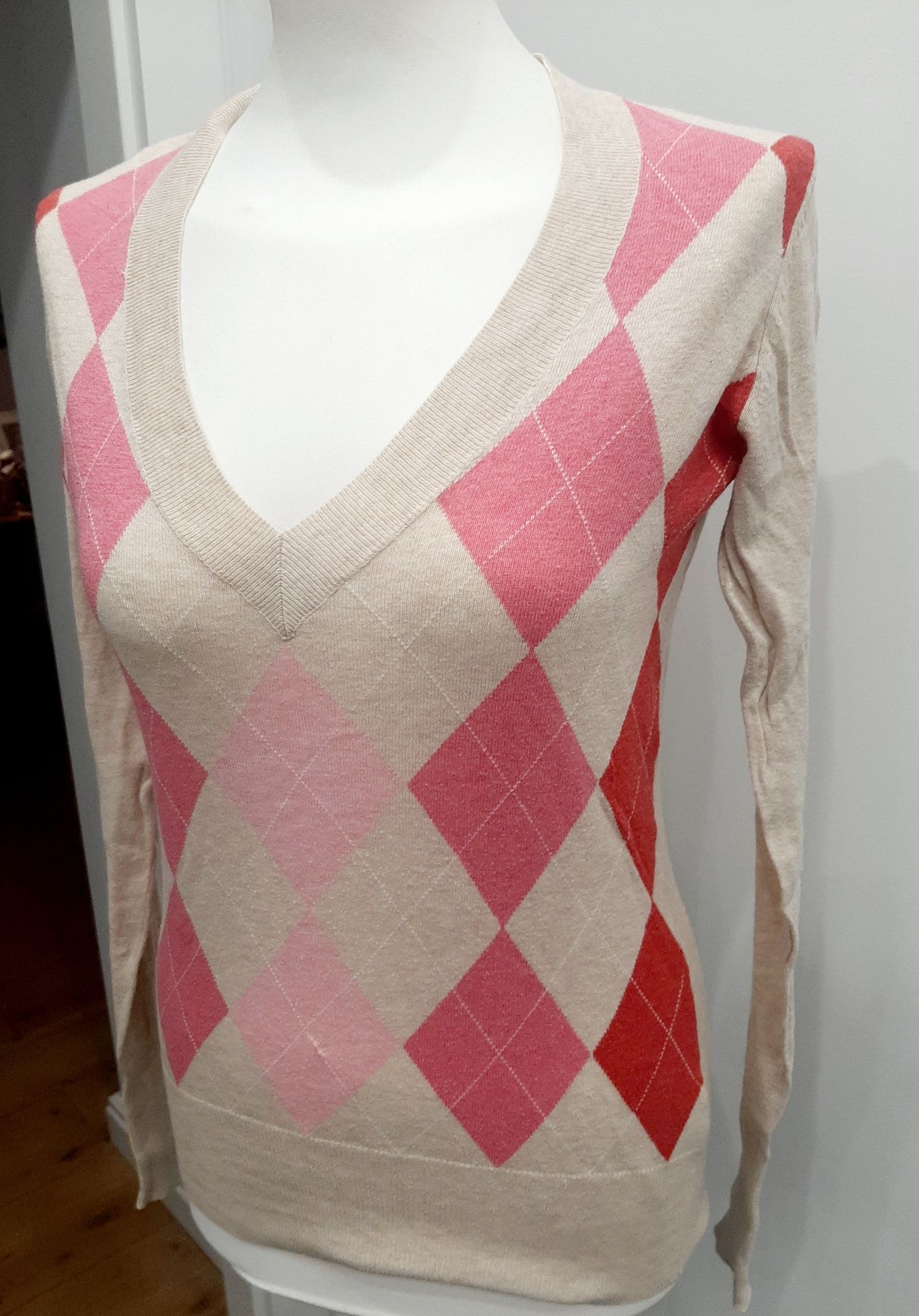 Sweter beżowy w romby geometryczny beige sweater z dekoltem bawełna co