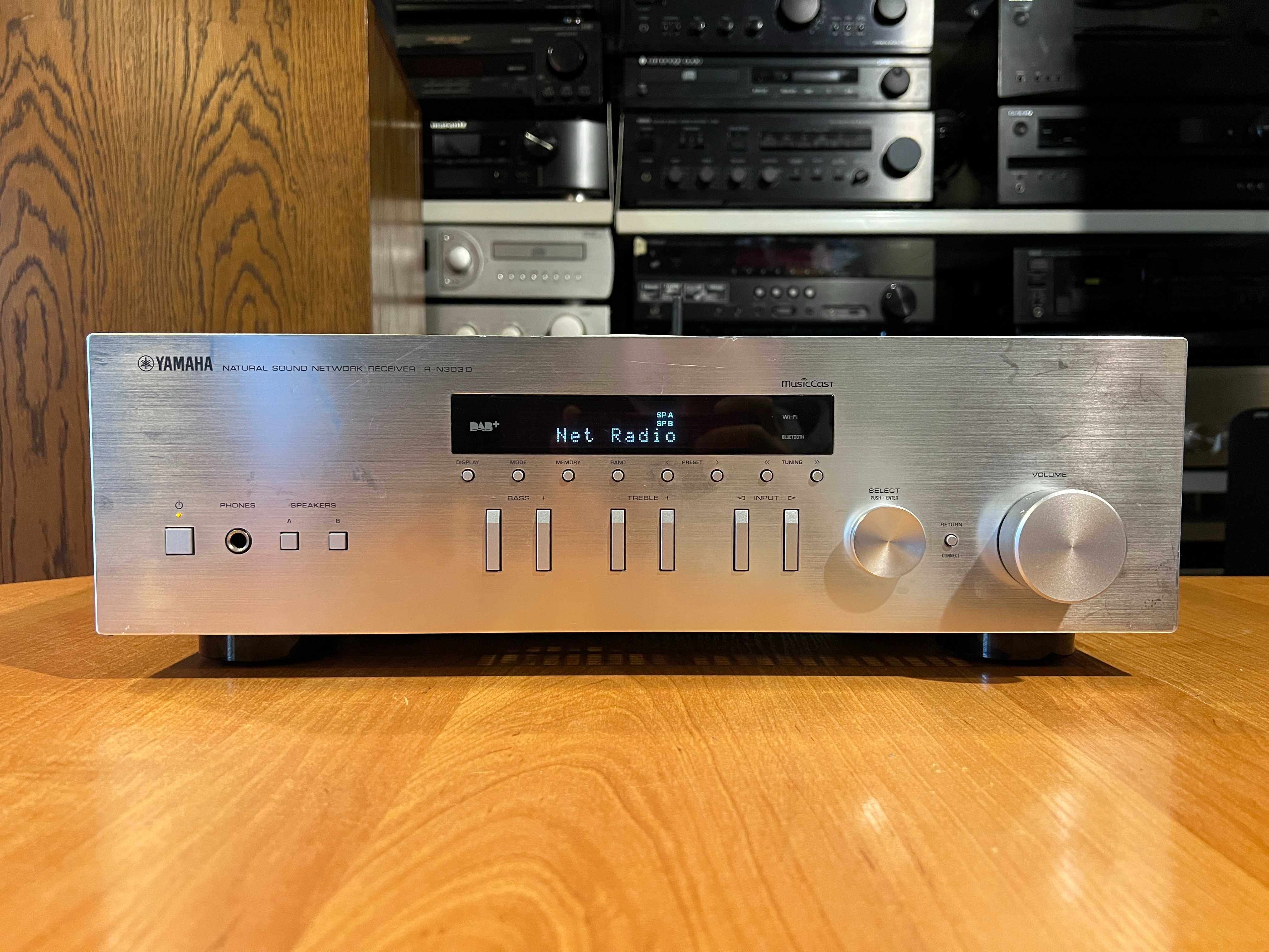 Amplituner stereo Yamaha R-N303D Audio Room