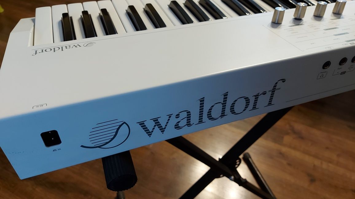Syntezator WALDORF BLOFELD white keyboard