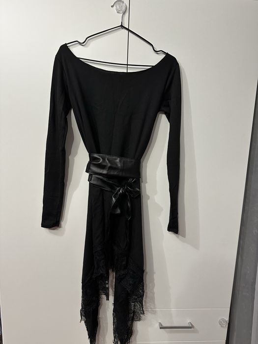 Платье голые плечи с поясом, рукав перчатка S-M