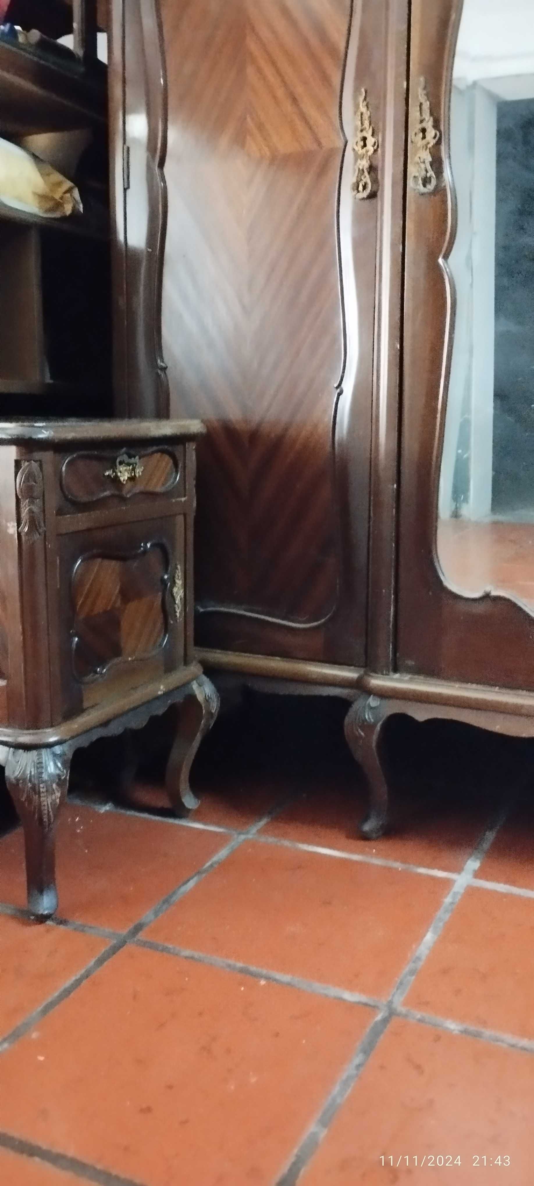 Muitas comodas antigas