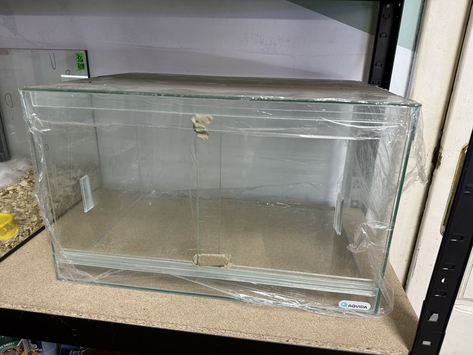 Тераріуми різних розмірів, лампи, гігрометр, термометр