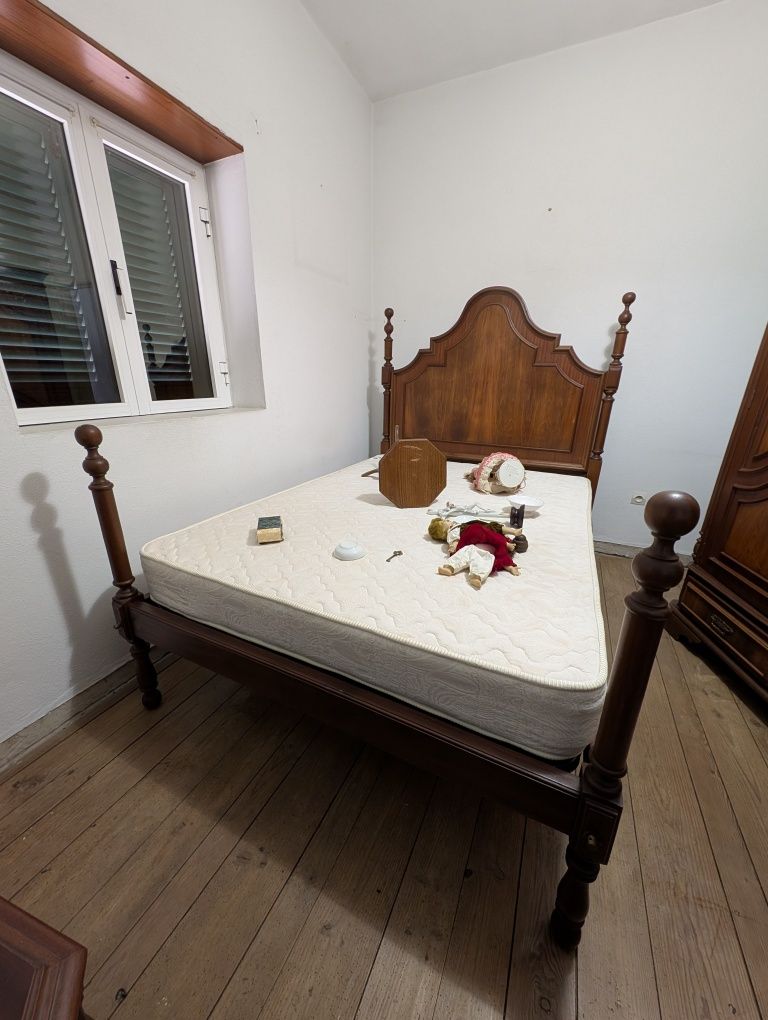 Quarto em Madeira (cama 135x185 c/estrado novo)