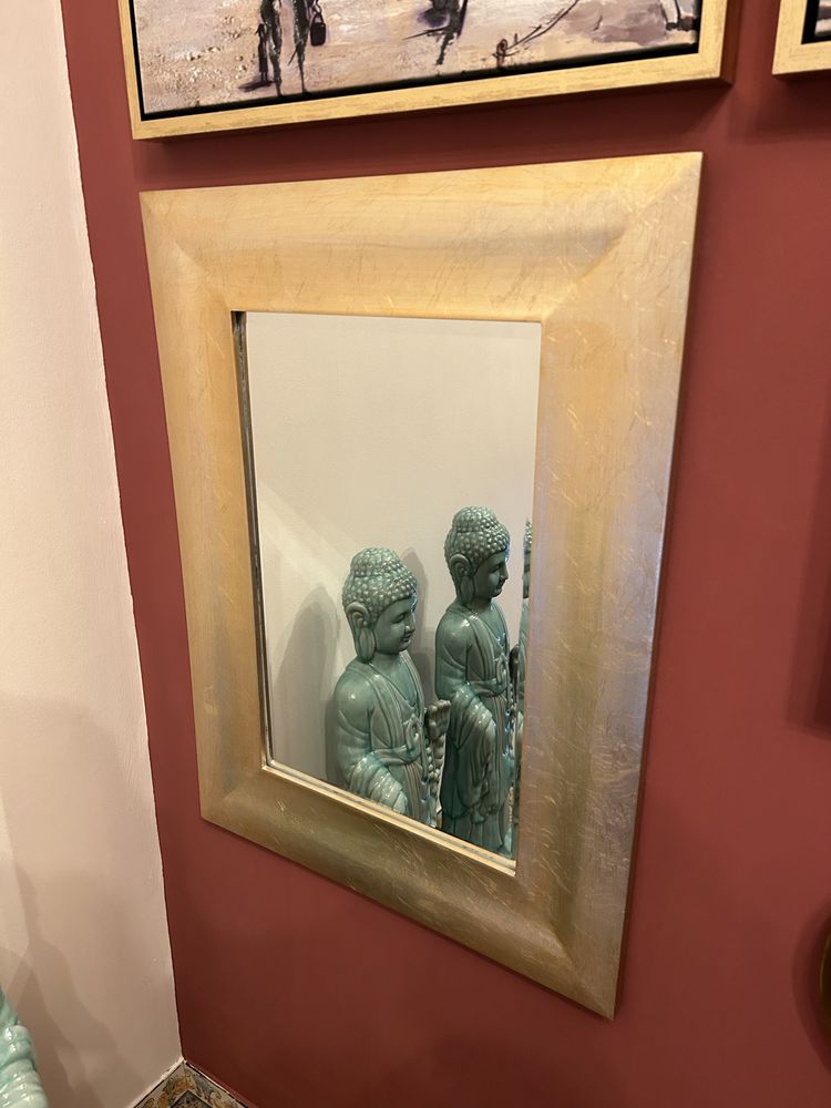 Espelho com moldura dourada