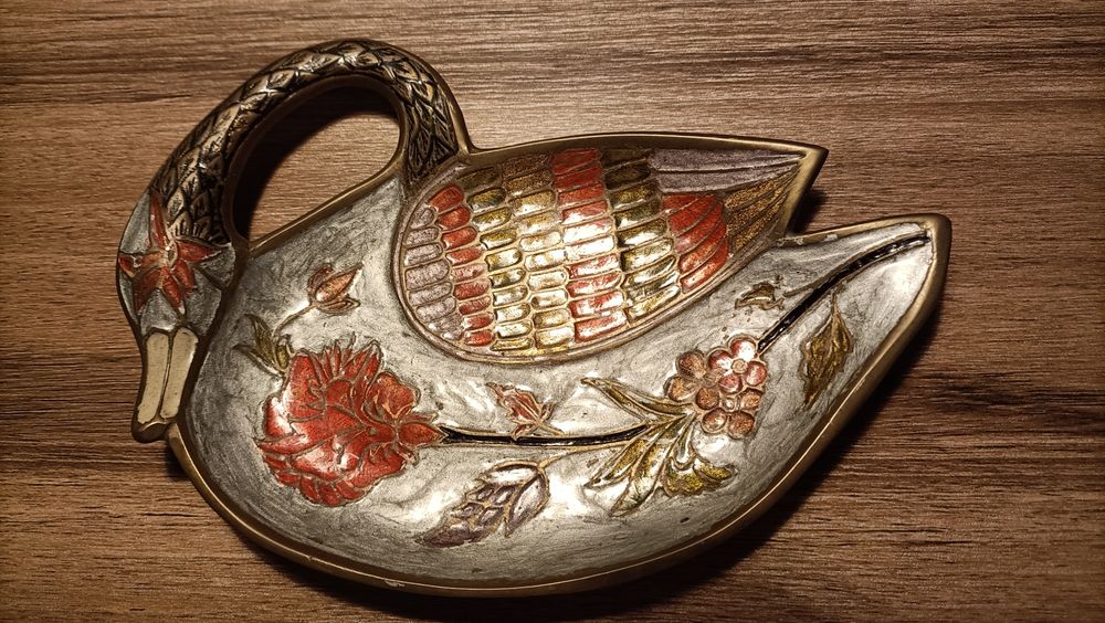 Figura de cisne em latão antigo