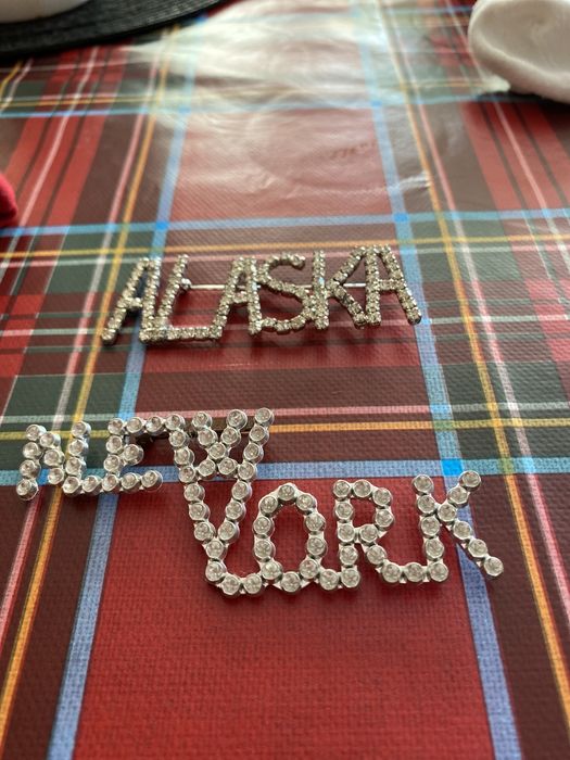 Dwie zapinki - broszki Alaska i New York