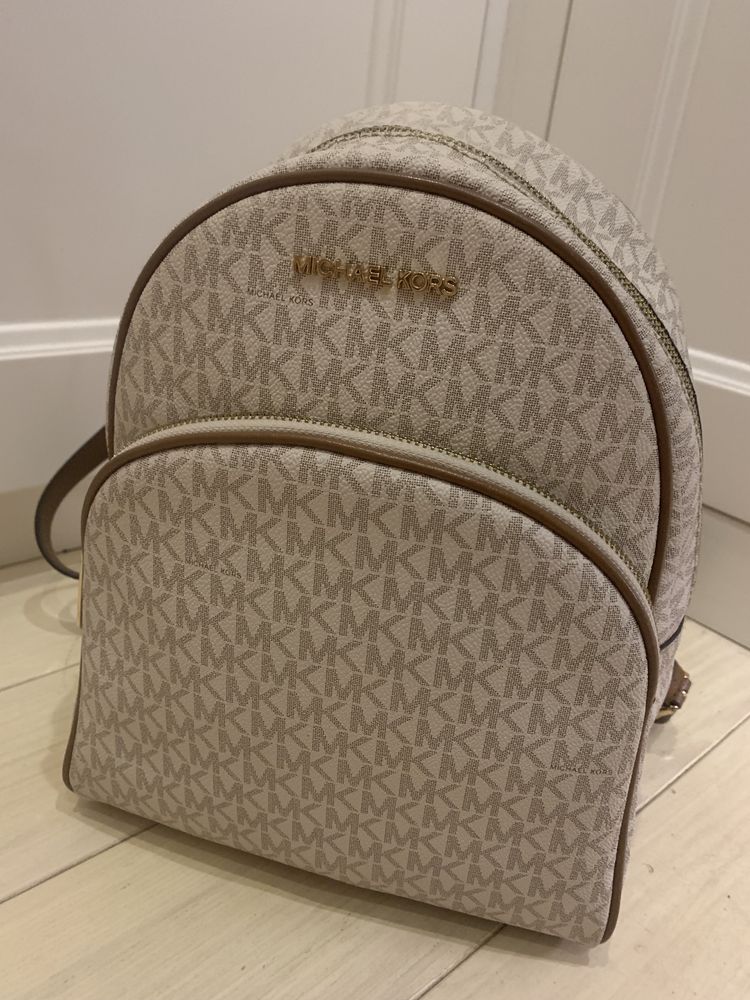 Michael Kors model ABBEY LARGE LOGO plecak