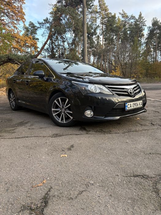 Toyota Avensis 2012 рік