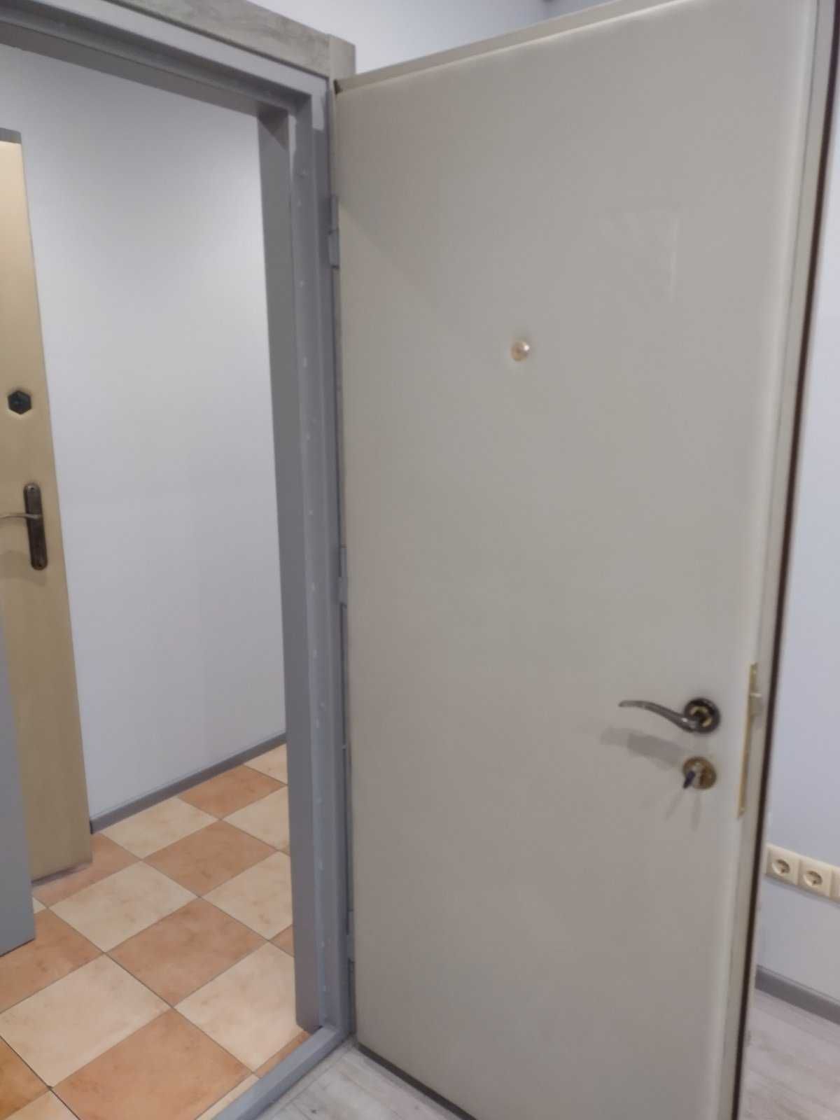 Міхновського 25,прим.53кв.м під комерцію, житл.фонд,  метро 1хв.пішки