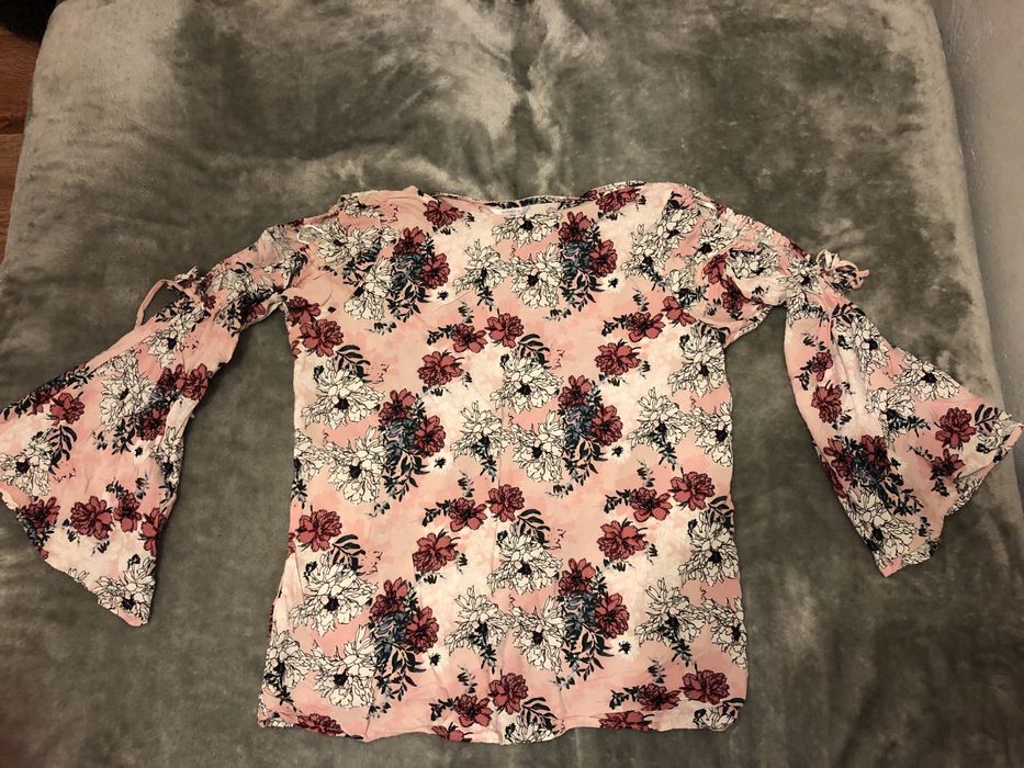 Bluzka z odkrytymi ramionami