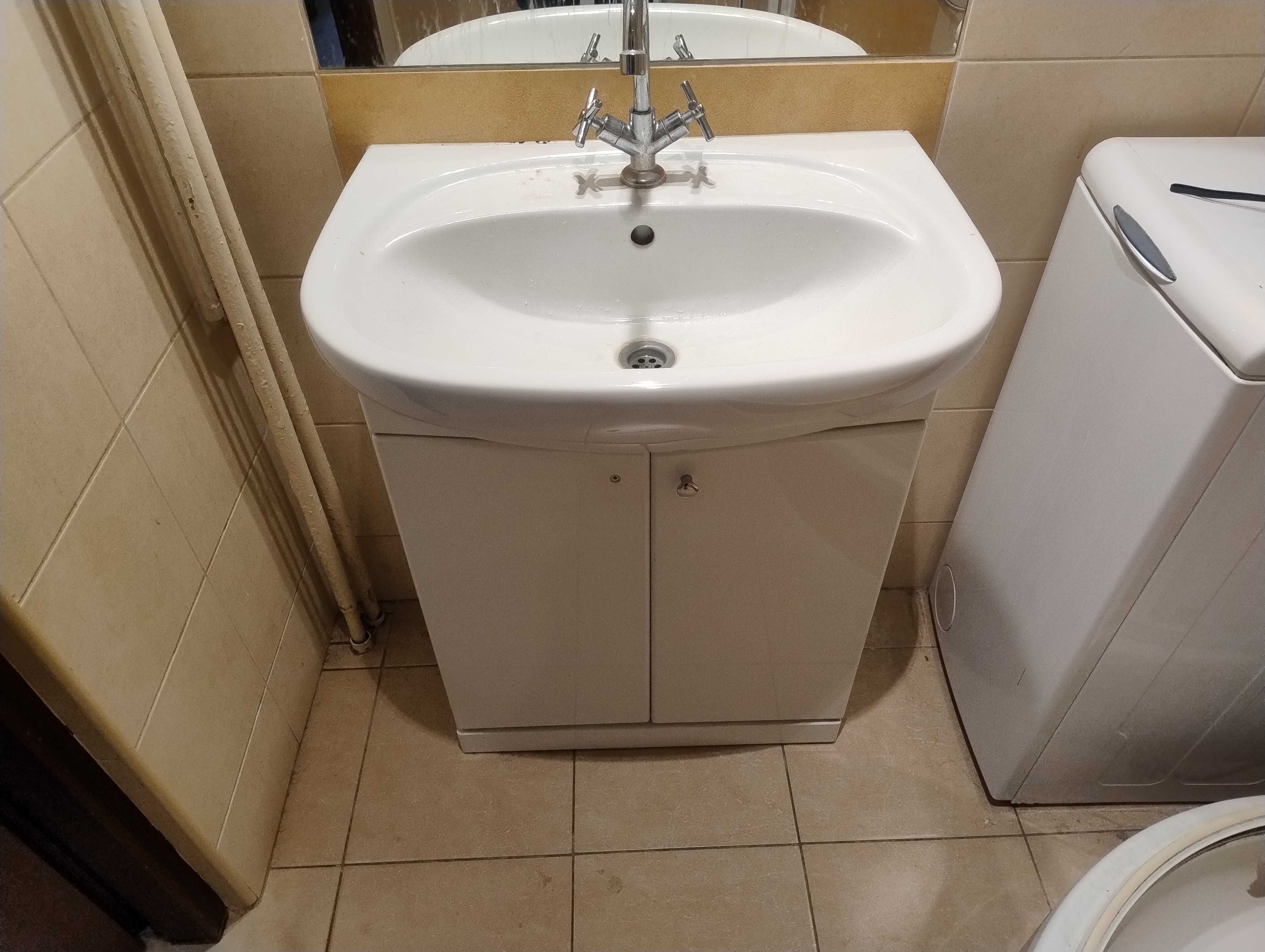 Szafka łazienkowa z umywalką.