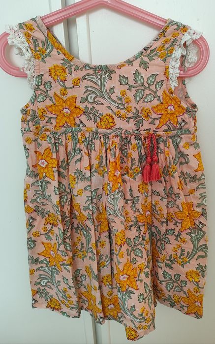 Vestidos, calça e sapatilhas