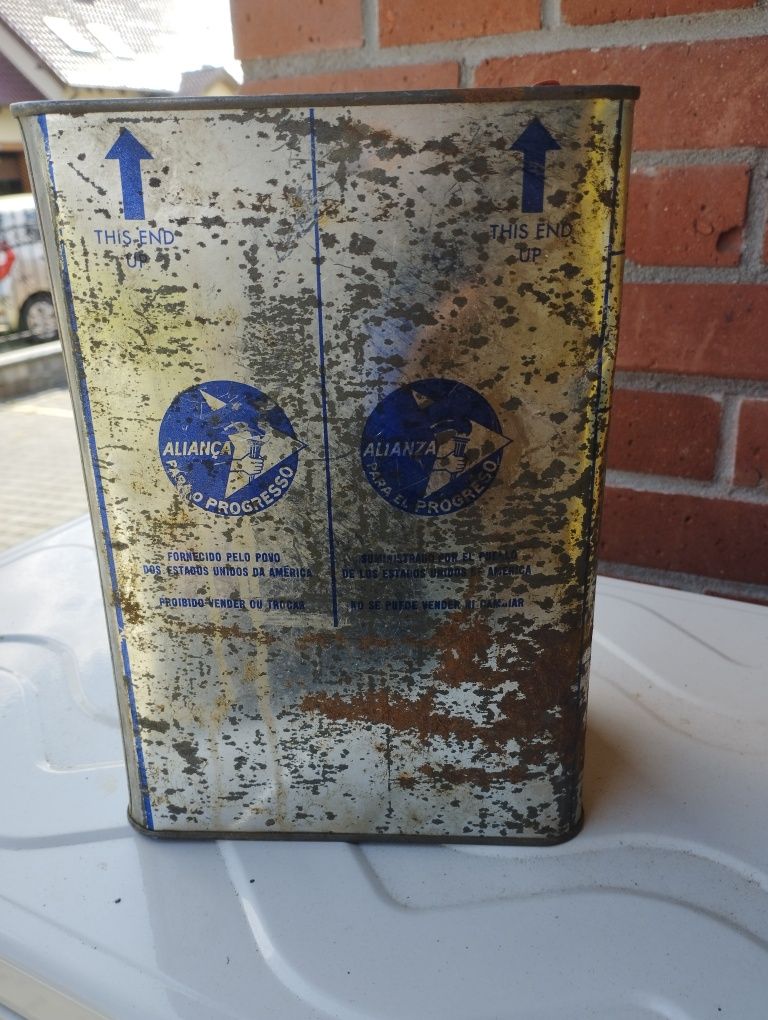 Stare puszki po oleju