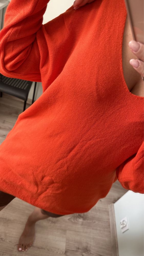 Czerwony długi sweterek miły materiał