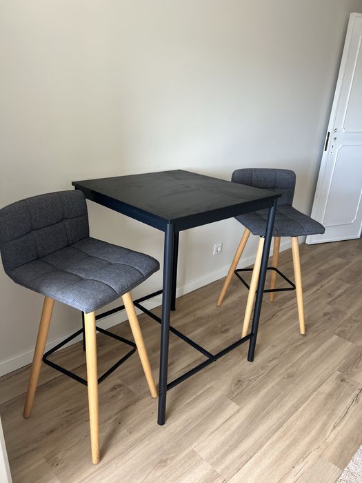 Mesa ikea preta + dois bancos altos