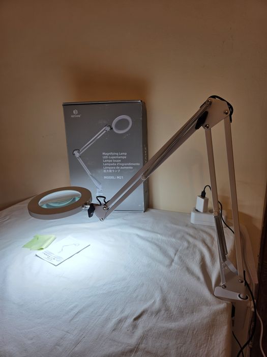 Професійна лампа-лупа з LED підсвіткою, настільна. Нова
