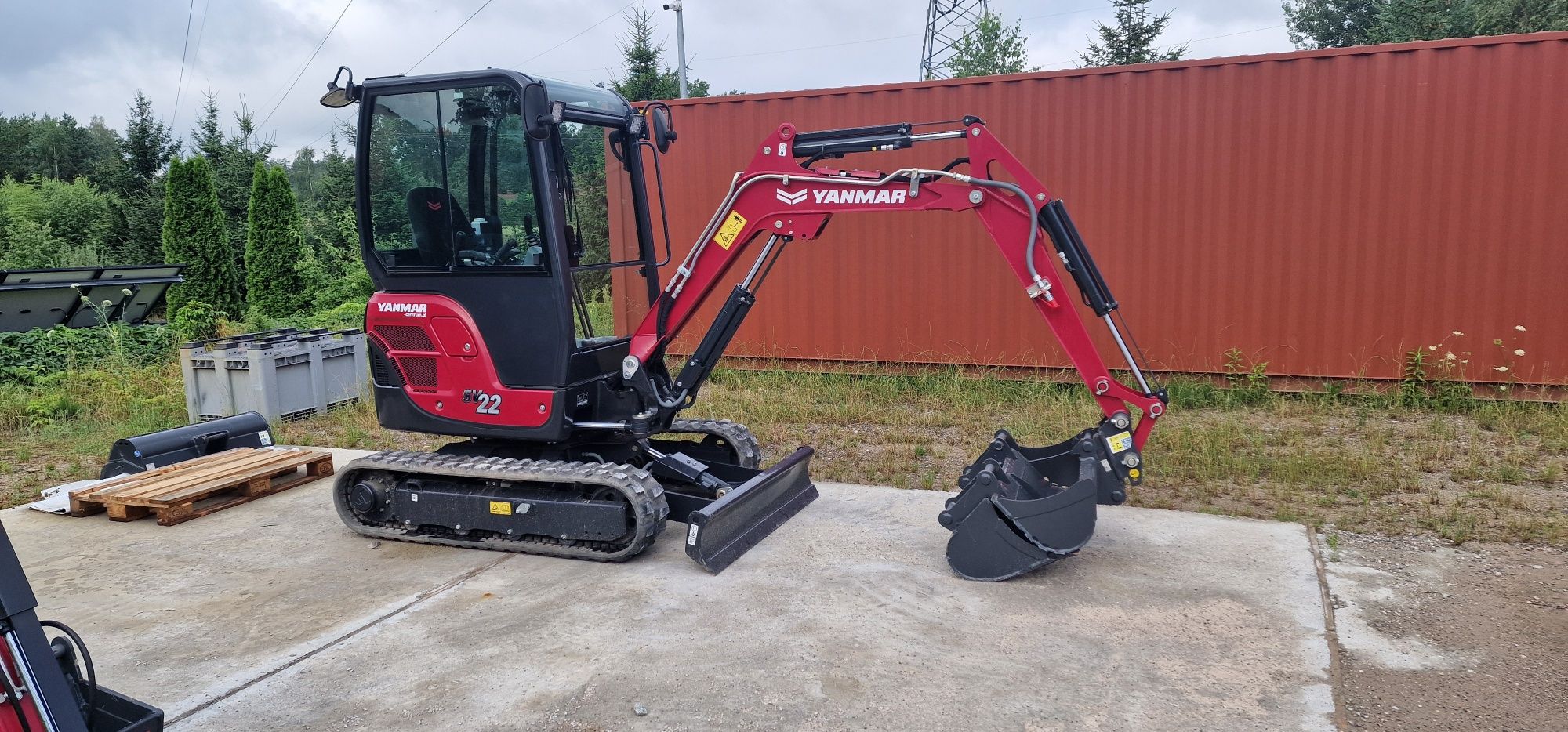 Uslugi minikoparka wraz z młotem hydraulicznym