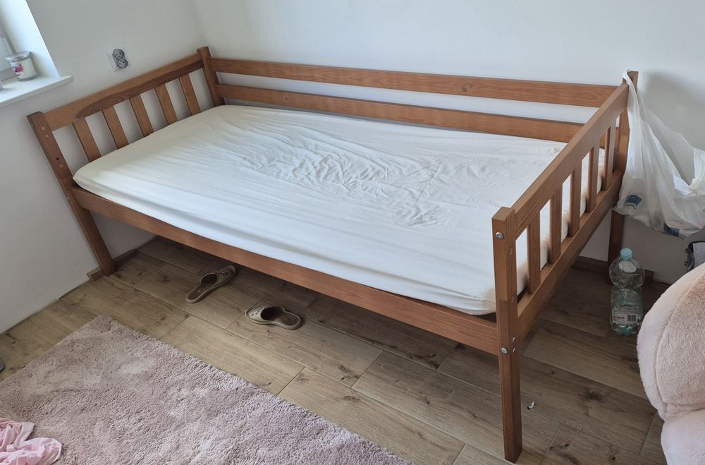 Łóżko piętrowe z materacami.