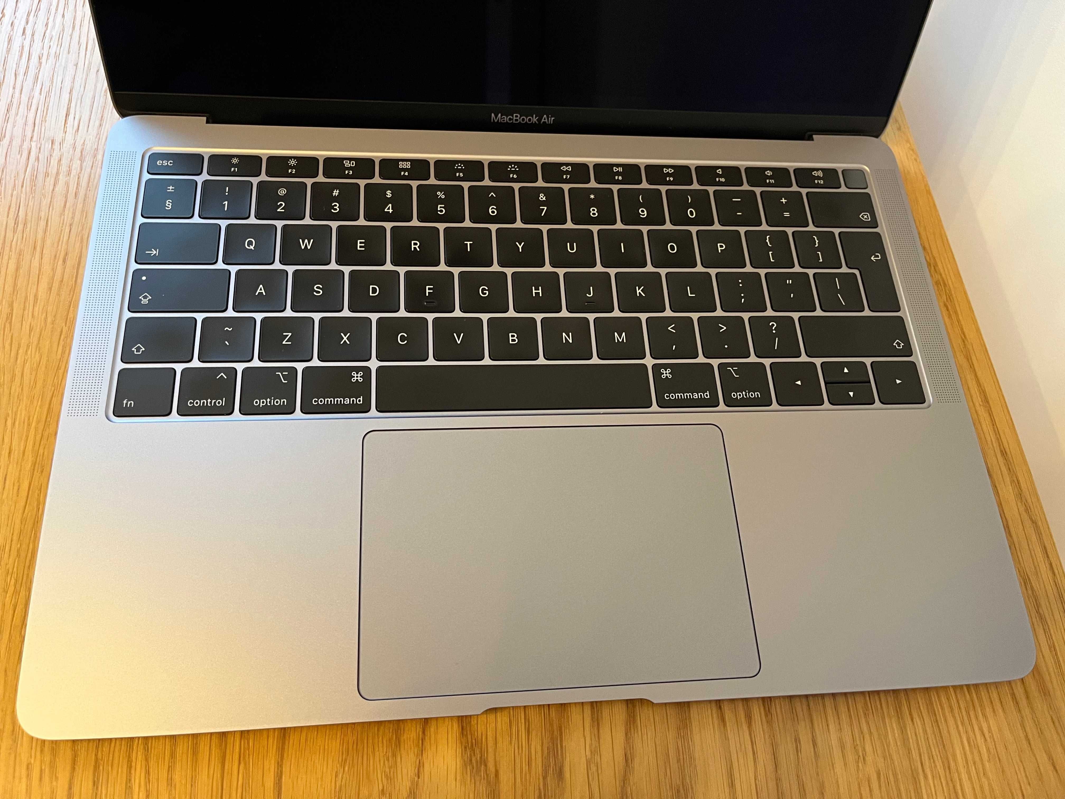 MacBook Air 13,3"  2018 - pełny zestaw - 1.6 GHz / 16GB / 256 GB