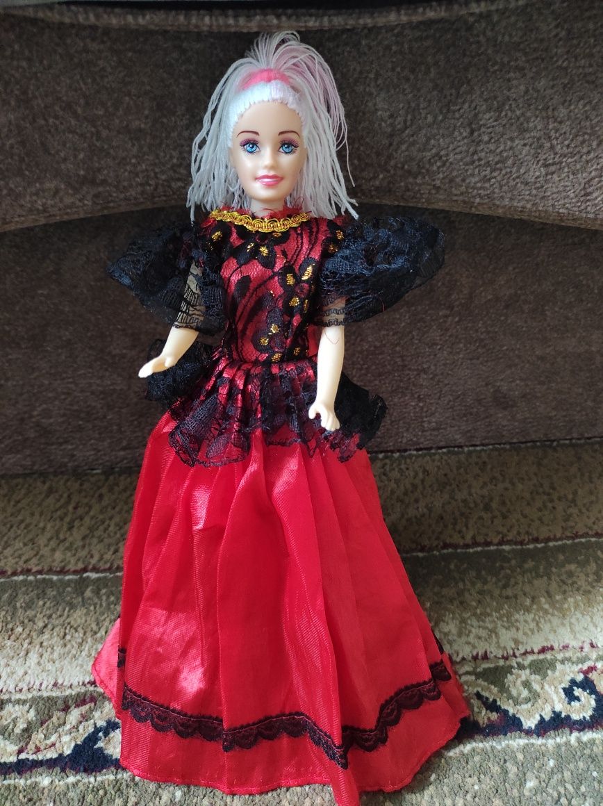 Лялька Барбі з сукнями