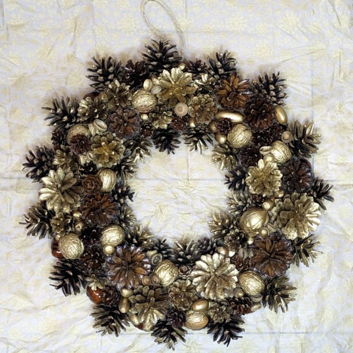 Wieniec wianek świąteczny naturalny z szyszek i orzechów #9