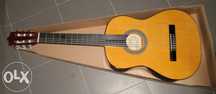 Guitarra clássica de madeira de cor castanha 3/4 ou 4/4
