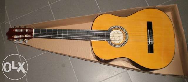 Guitarra clássica de madeira de cor castanha 3/4 ou 4/4