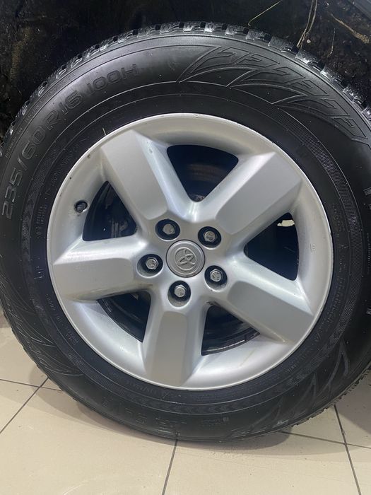 Продам диски Toyota r16 вместе с резиной Nokian