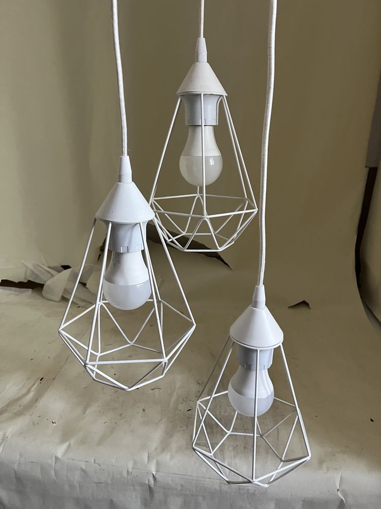 Candeeiro triplo de tecto branco impecável