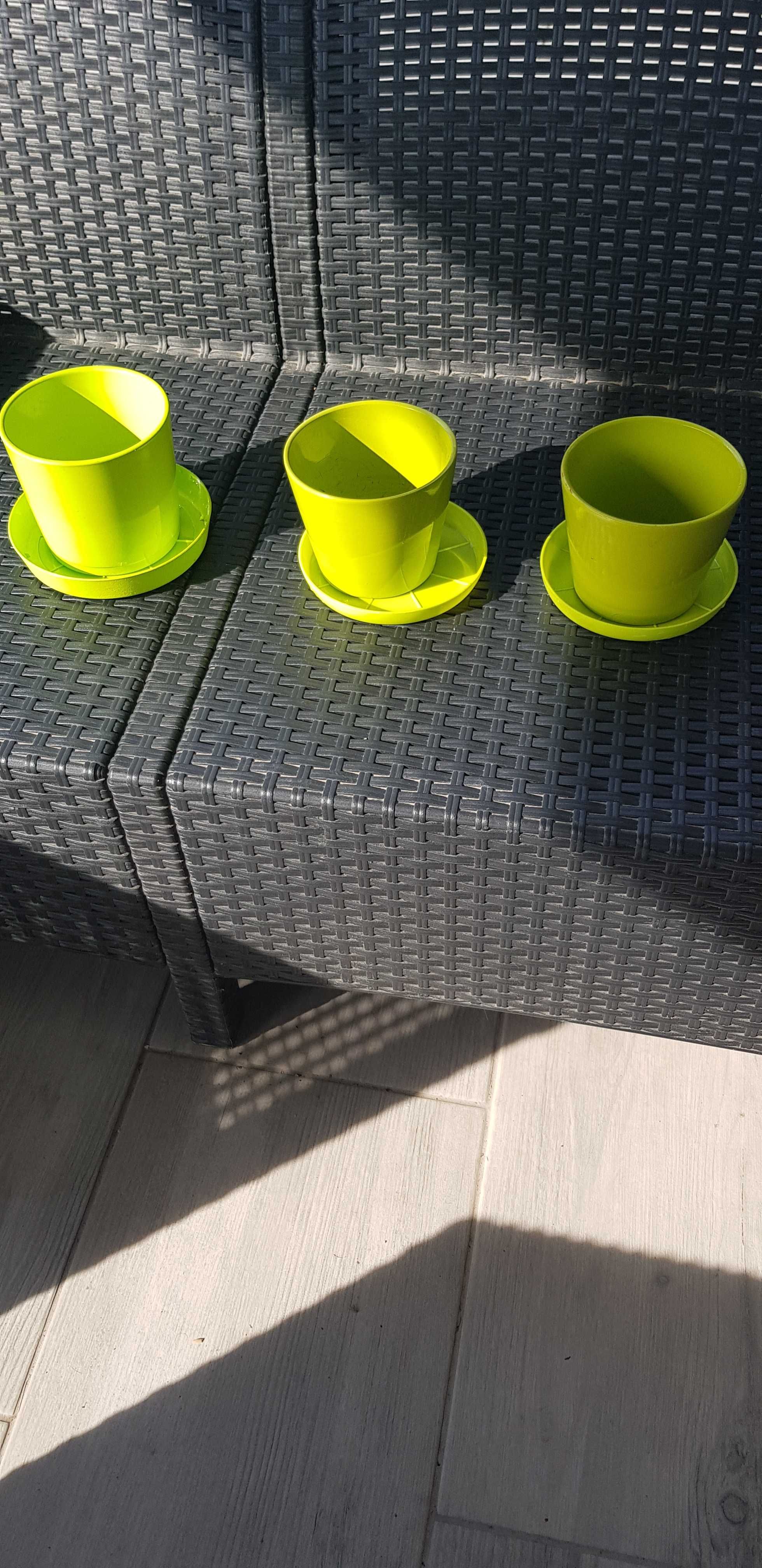 trzy seledynowe ceramiczne doniczki z podstawkami - Okazja