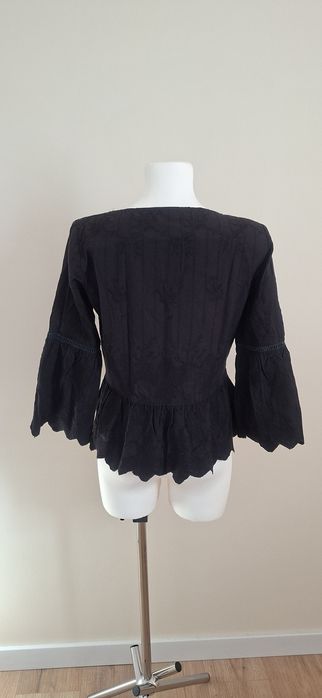 Bluzka kolor czarny wzorzysty materiał baskinka falbanka Reserved XS