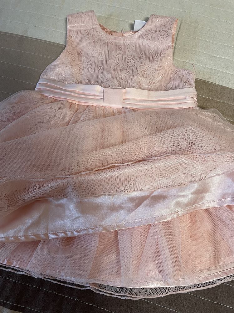 Нежно розовое платье на крестины для принцессы 6-9 месяца