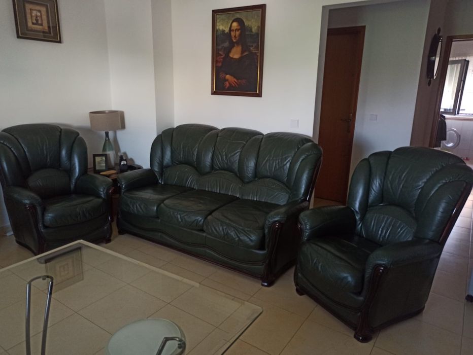 Conjunto sofás em pele