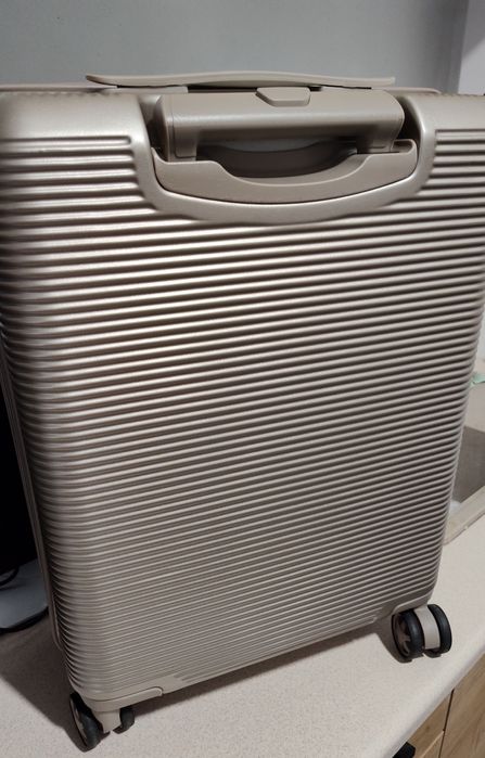 Walizka kabinowa z polikarbonu z kieszenią na laptopa 15" szampańska