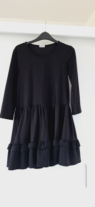 Varlesca elegancka czarna sukienka z falbanką