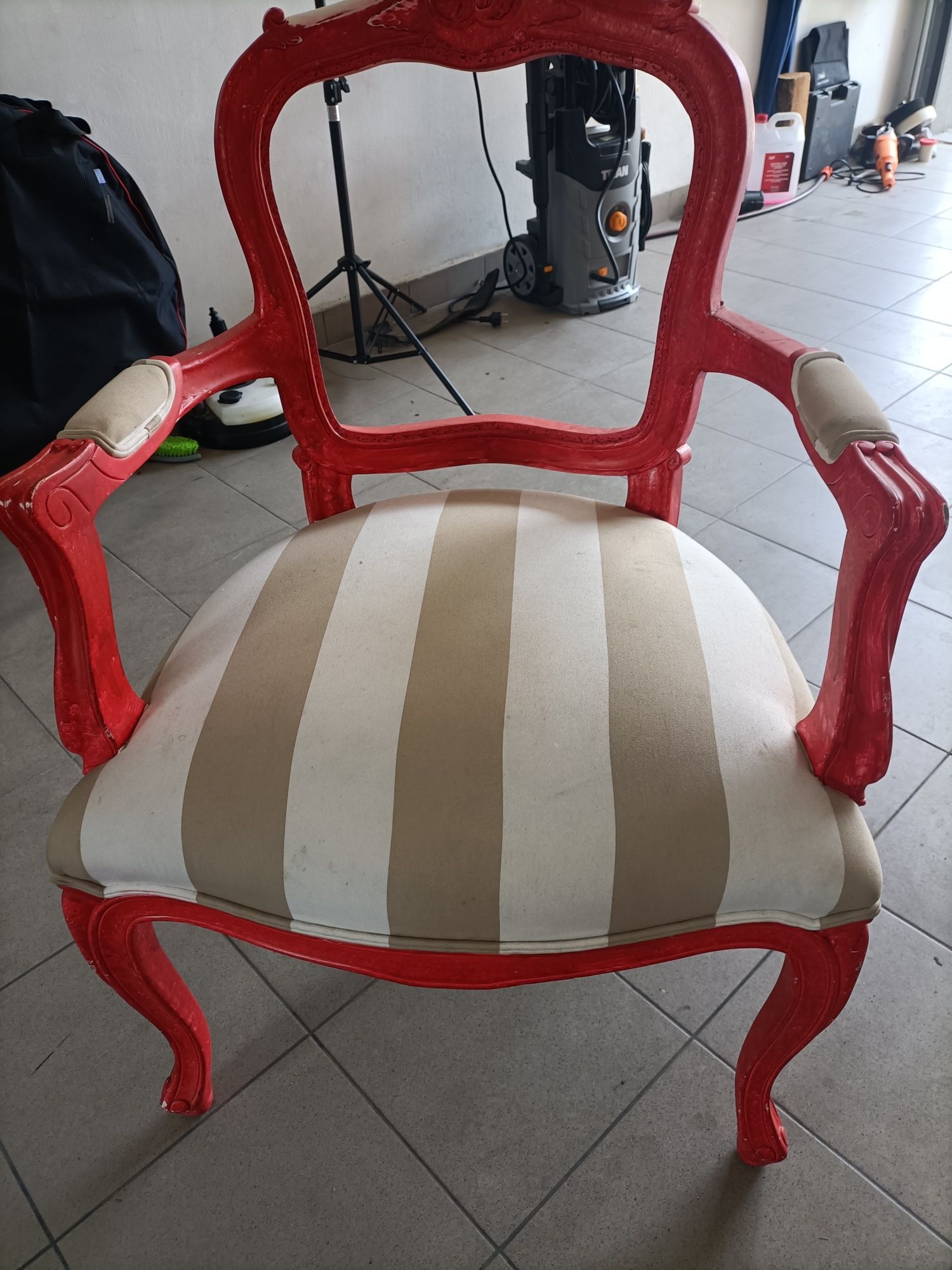 Krzesło - uszkodzone
