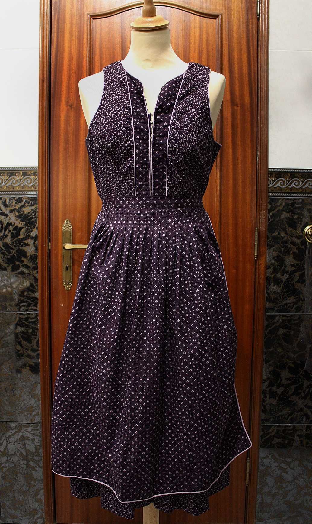 Vestido Vintage Bavarian Roxo com Padrão Floral